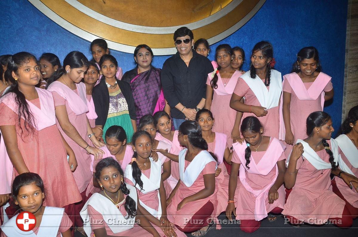 Anandaraj Arranges Dhilluku Dhuddu Movie Special Show For Childrens | Picture 1352402