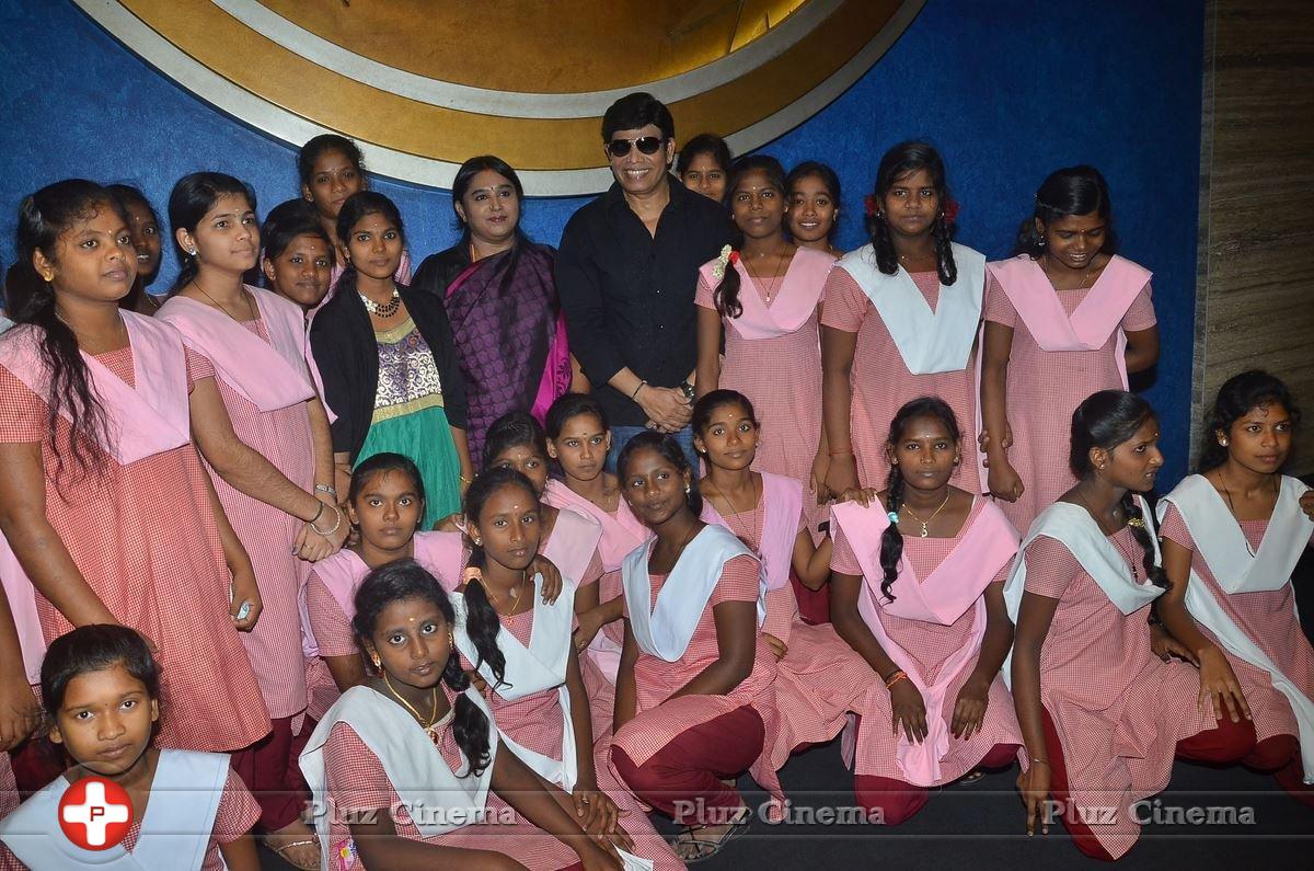 Anandaraj Arranges Dhilluku Dhuddu Movie Special Show For Childrens | Picture 1352407