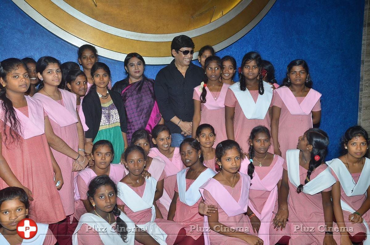 Anandaraj Arranges Dhilluku Dhuddu Movie Special Show For Childrens | Picture 1352412