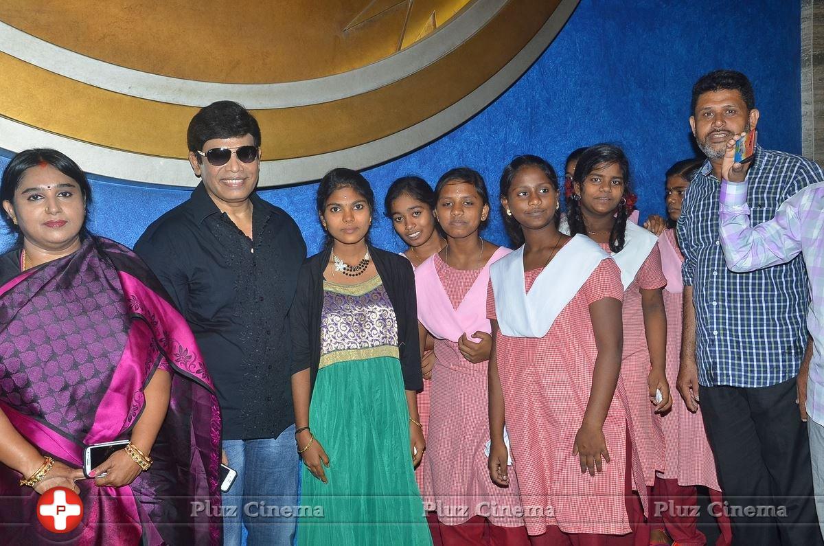 Anandaraj Arranges Dhilluku Dhuddu Movie Special Show For Childrens | Picture 1352418
