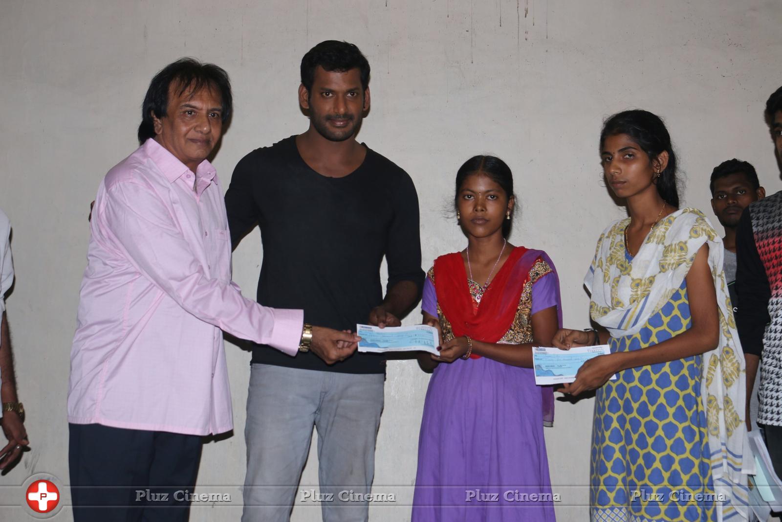 Vishal Help's 10 Poor Student's by Paying College Fees | Picture 1323098