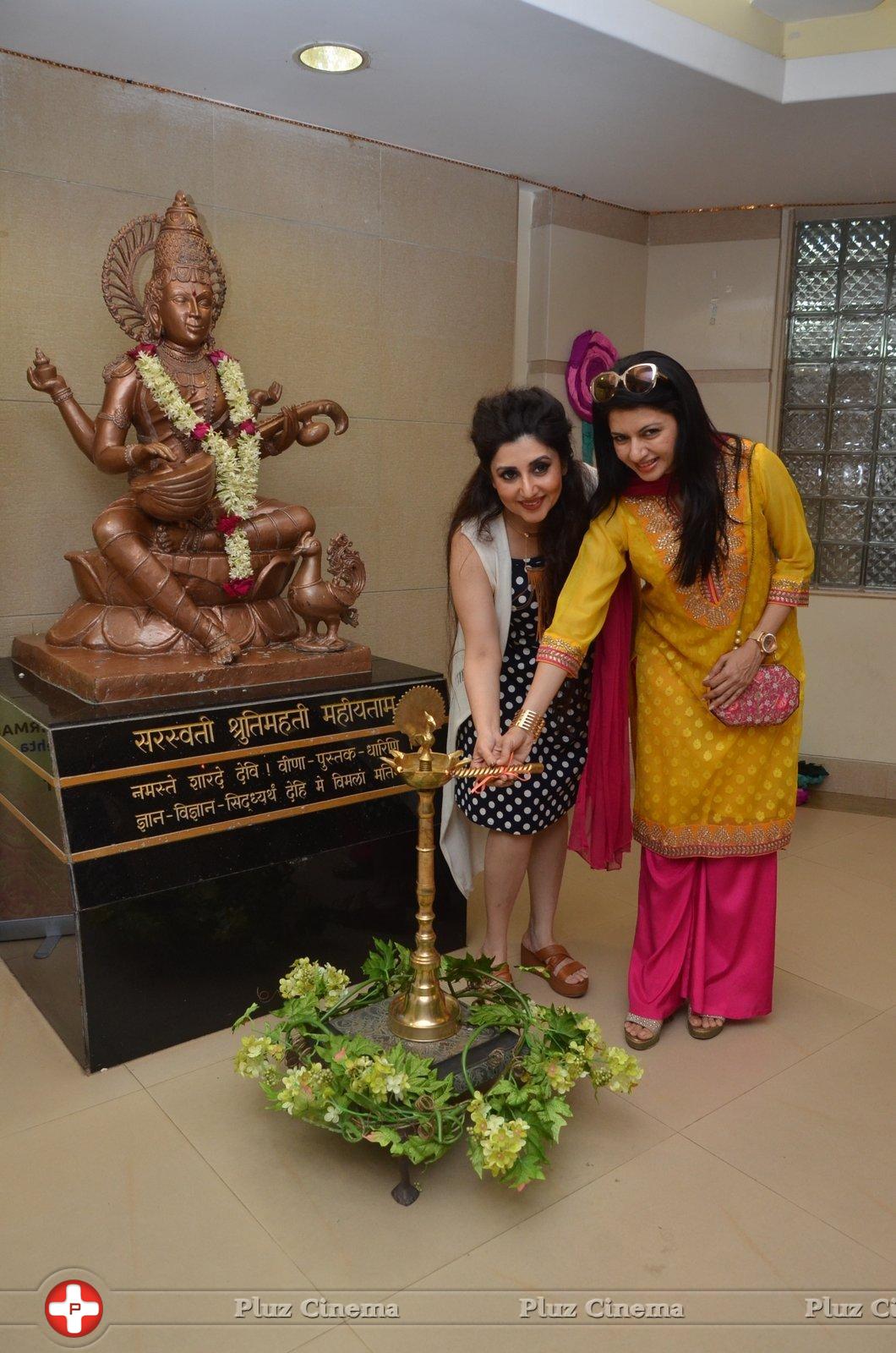 Bhagyashree Inaugurated The Juhu Organic Farmer's Market At Jamnabai Narsee School | Picture 1385187