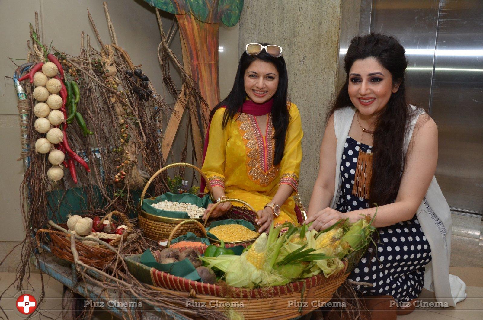 Bhagyashree Inaugurated The Juhu Organic Farmer's Market At Jamnabai Narsee School | Picture 1385190