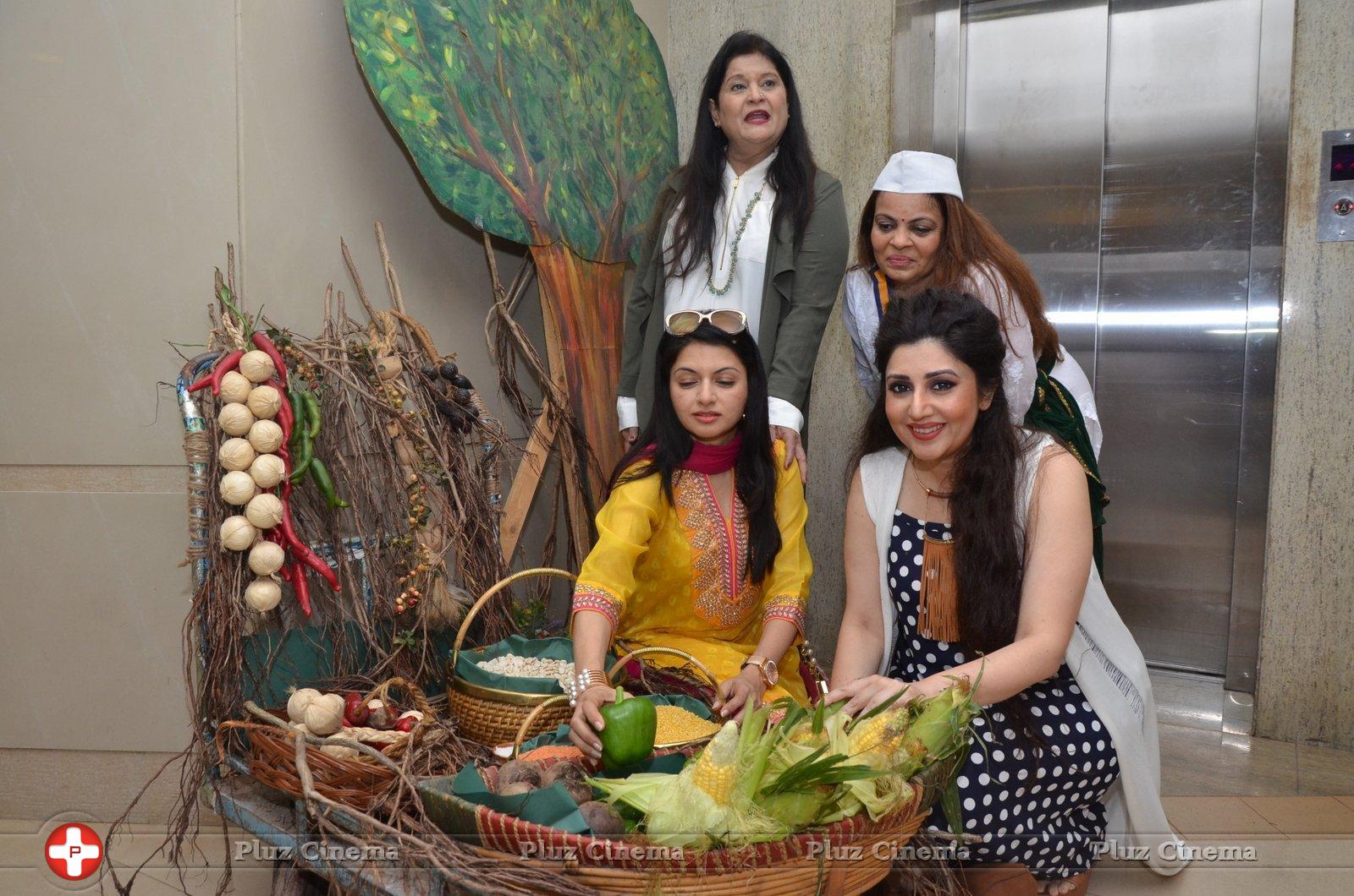 Bhagyashree Inaugurated The Juhu Organic Farmer's Market At Jamnabai Narsee School | Picture 1385191