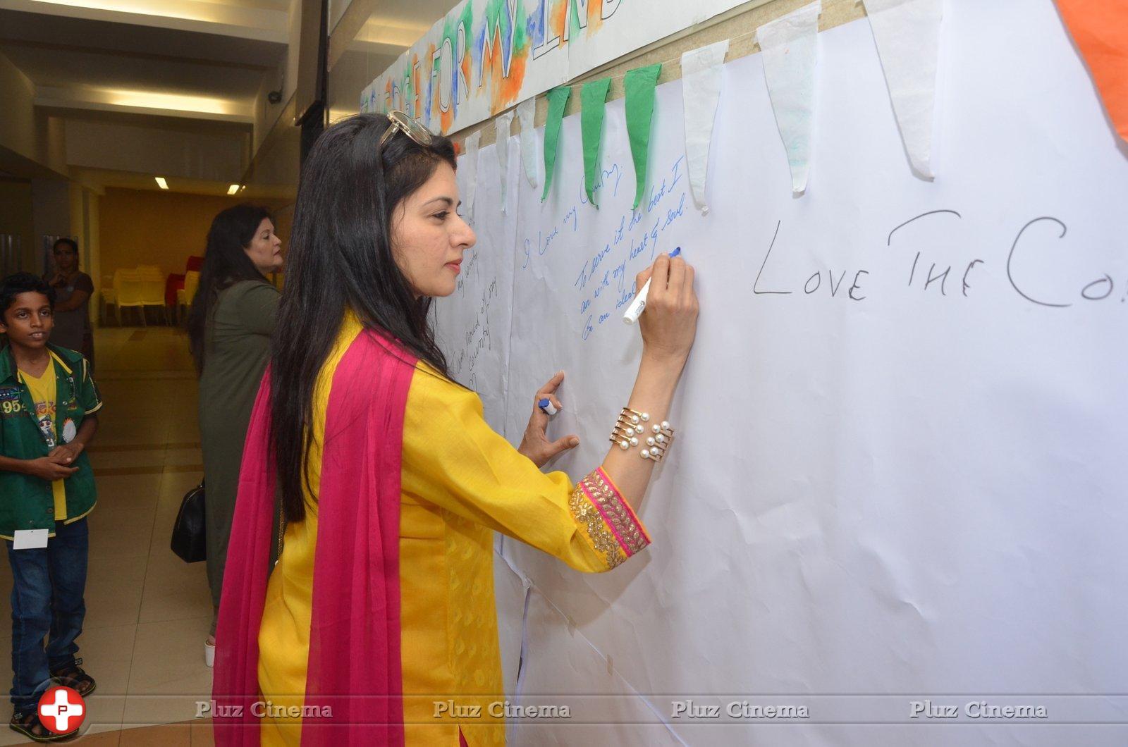 Bhagyashree Inaugurated The Juhu Organic Farmer's Market At Jamnabai Narsee School | Picture 1385196