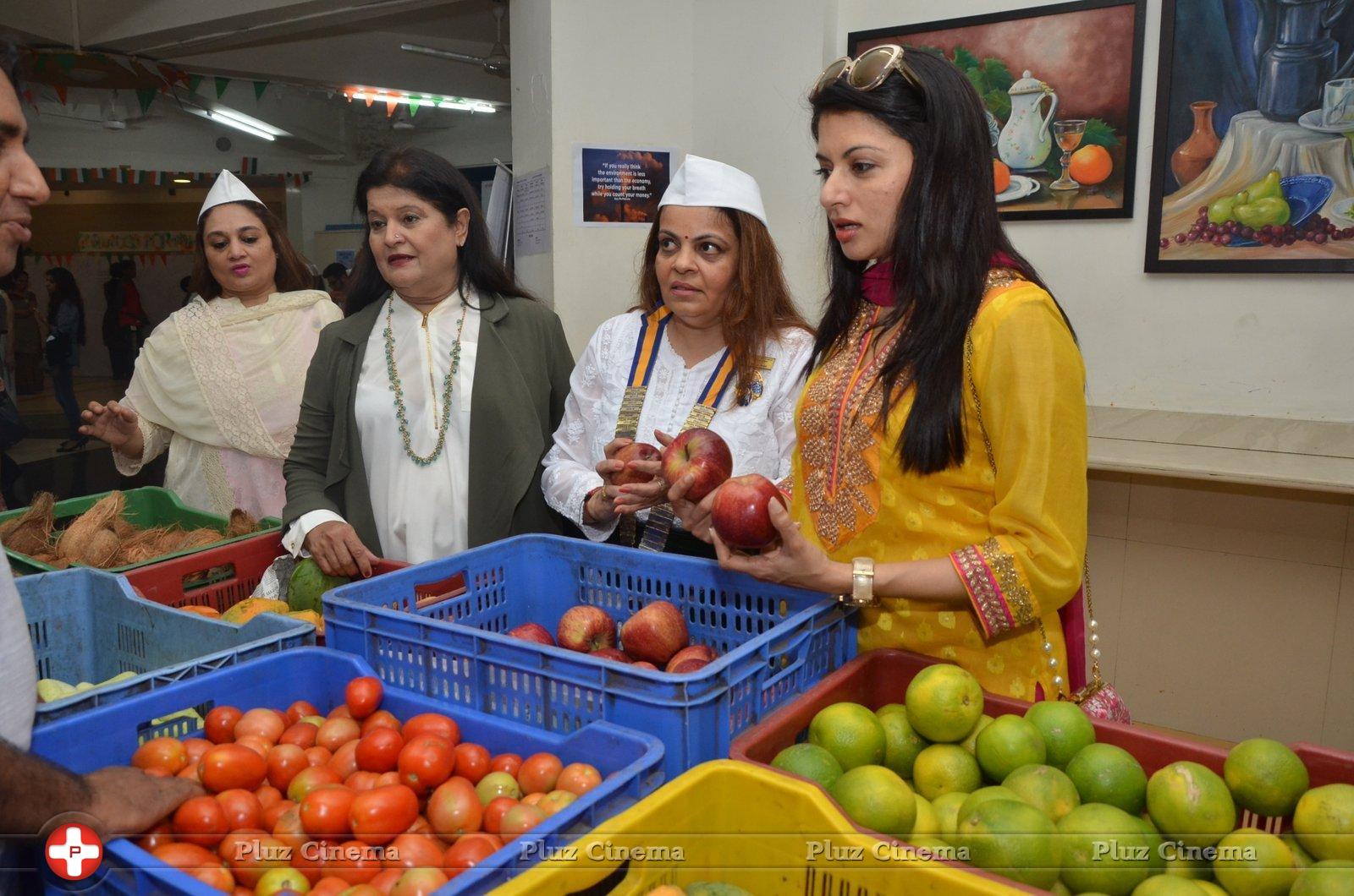 Bhagyashree Inaugurated The Juhu Organic Farmer's Market At Jamnabai Narsee School | Picture 1385197