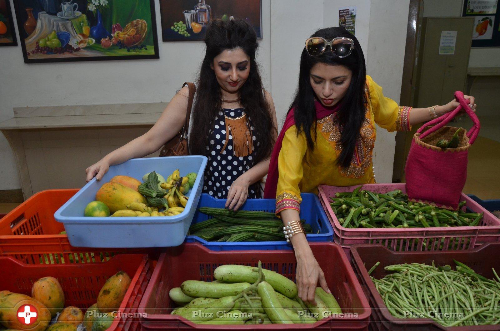 Bhagyashree Inaugurated The Juhu Organic Farmer's Market At Jamnabai Narsee School | Picture 1385198