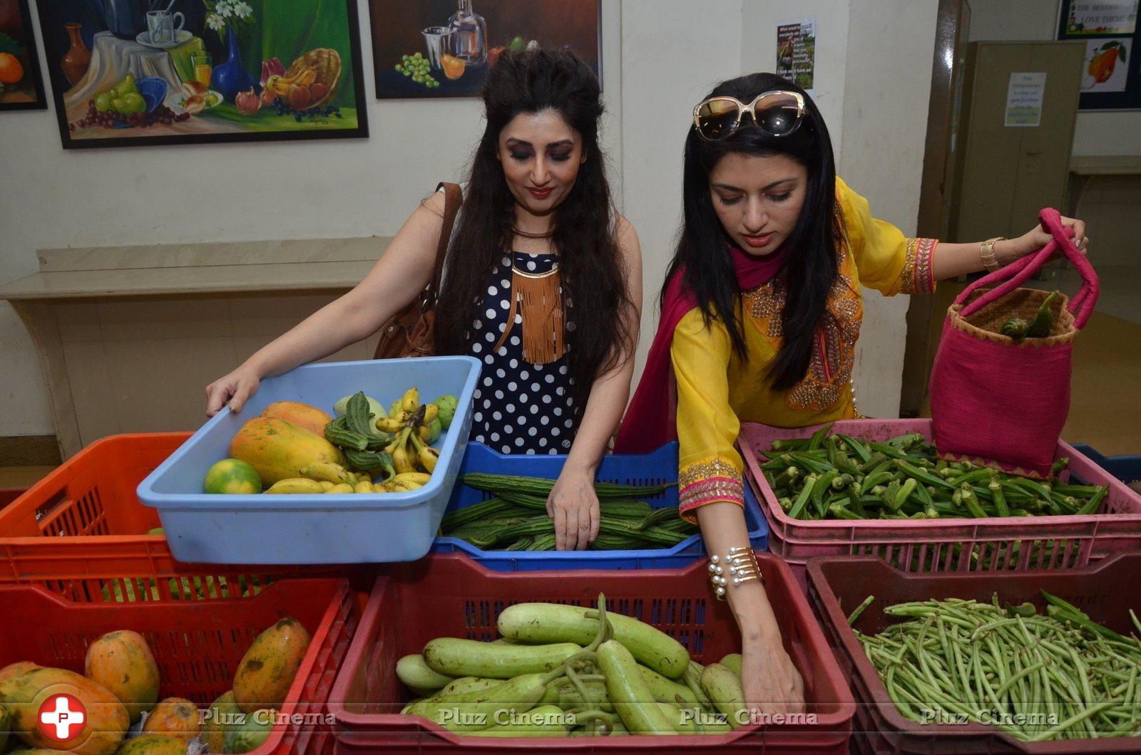 Bhagyashree Inaugurated The Juhu Organic Farmer's Market At Jamnabai Narsee School | Picture 1385199