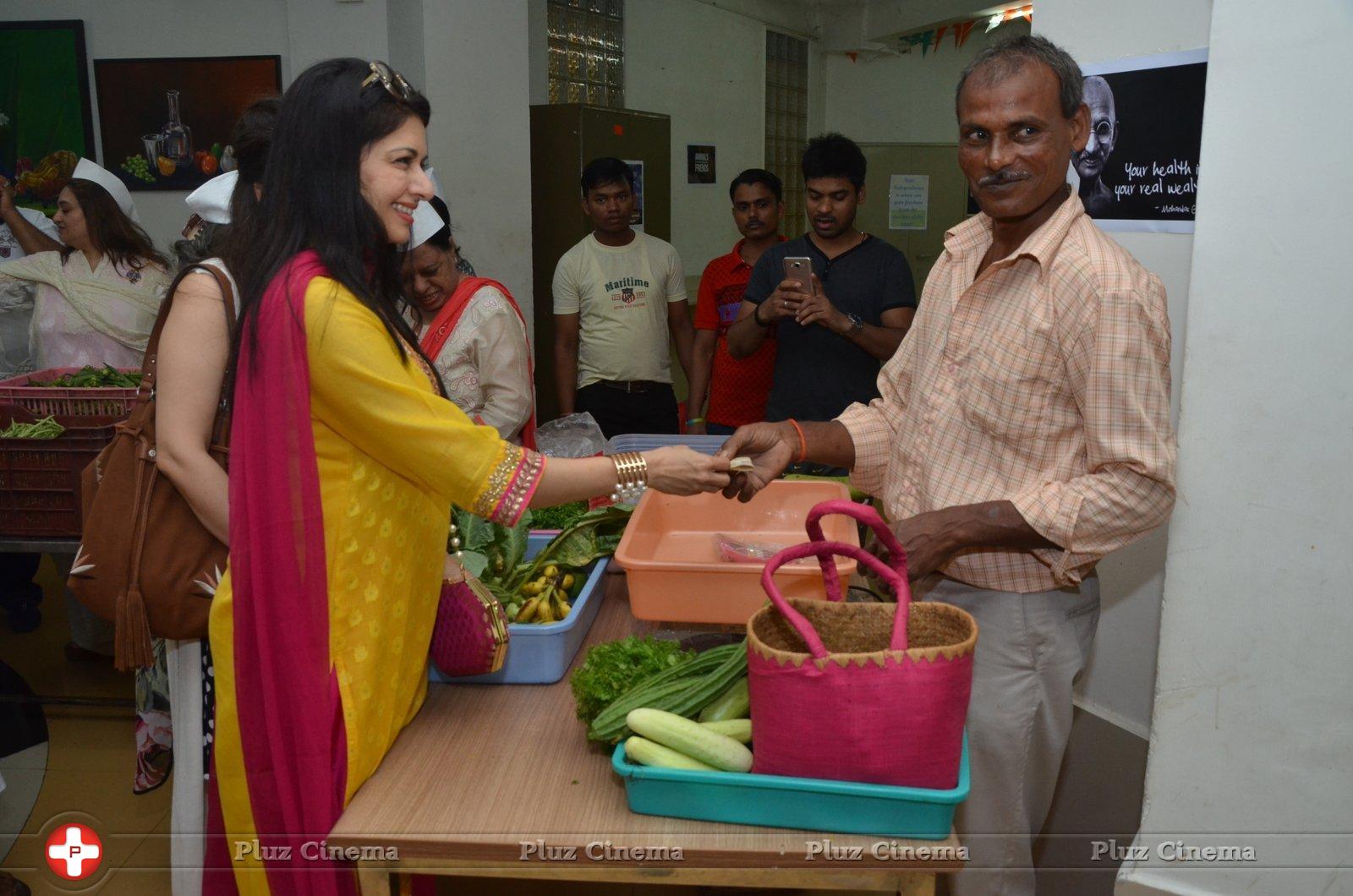 Bhagyashree Inaugurated The Juhu Organic Farmer's Market At Jamnabai Narsee School | Picture 1385200