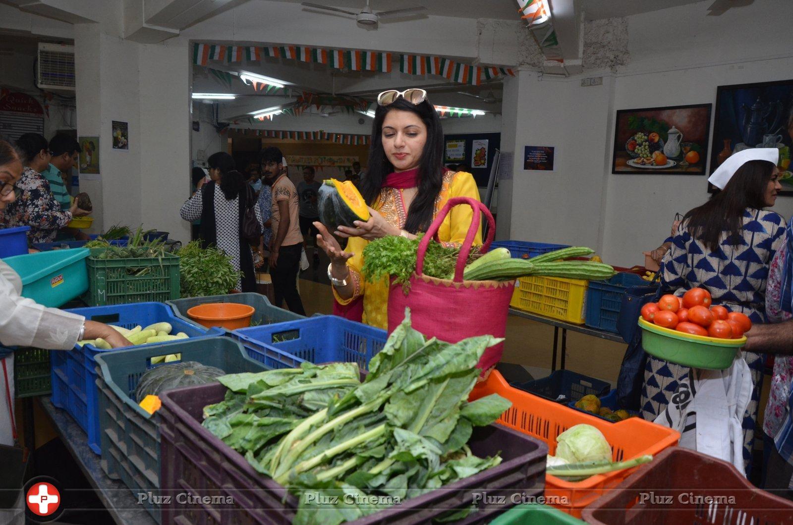 Bhagyashree Inaugurated The Juhu Organic Farmer's Market At Jamnabai Narsee School | Picture 1385201