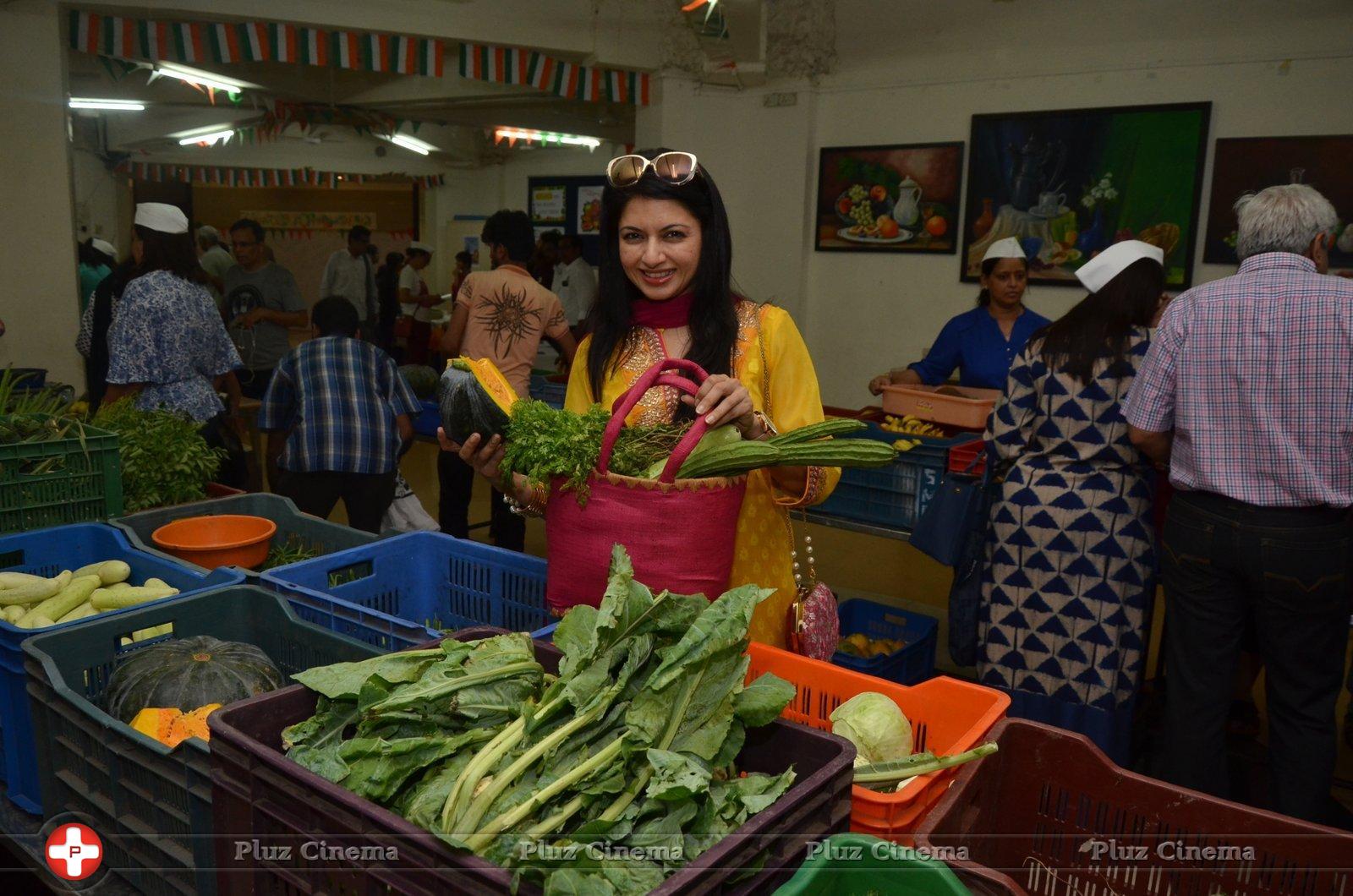 Bhagyashree Inaugurated The Juhu Organic Farmer's Market At Jamnabai Narsee School | Picture 1385202