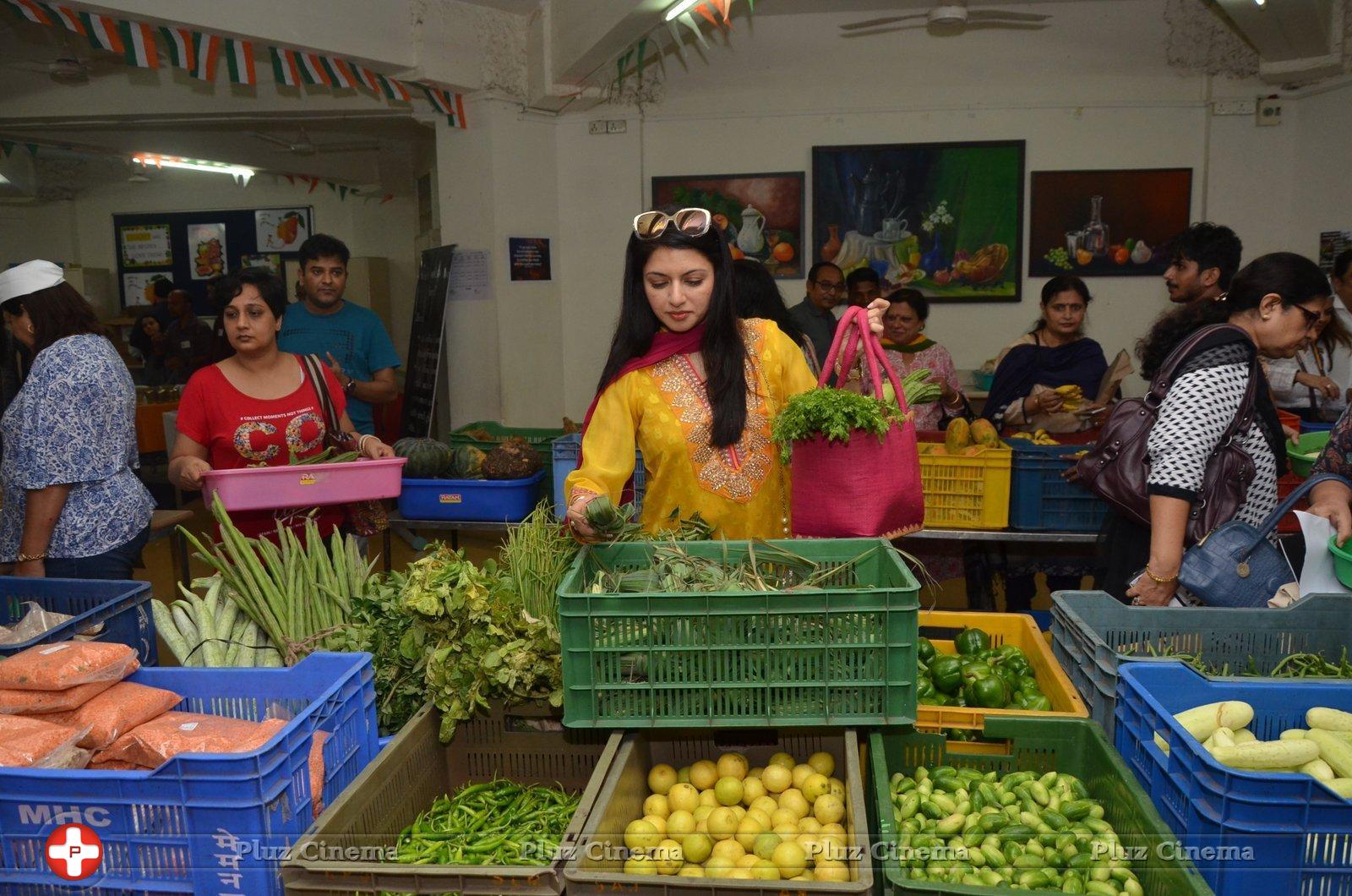 Bhagyashree Inaugurated The Juhu Organic Farmer's Market At Jamnabai Narsee School | Picture 1385203