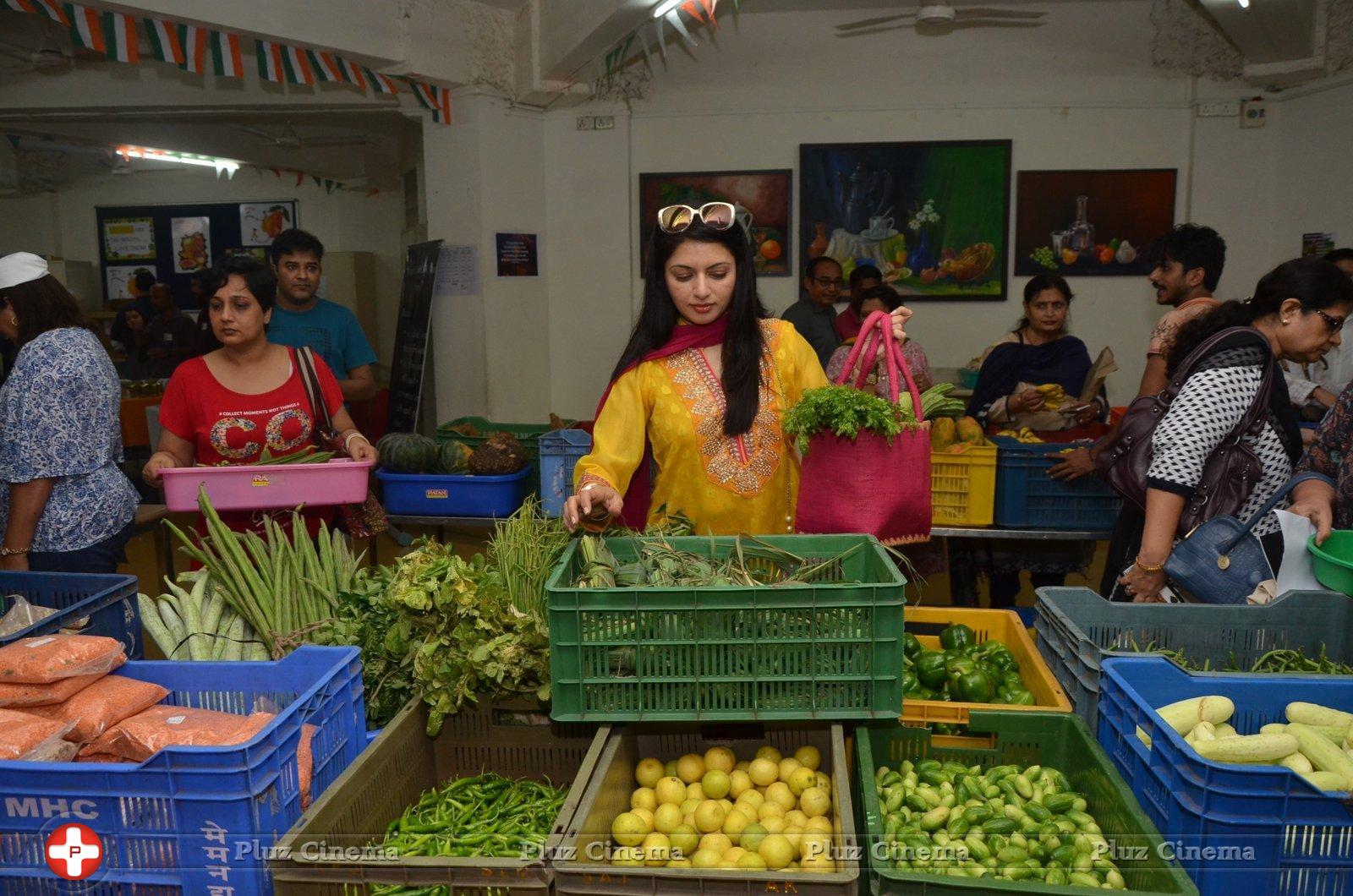 Bhagyashree Inaugurated The Juhu Organic Farmer's Market At Jamnabai Narsee School | Picture 1385204