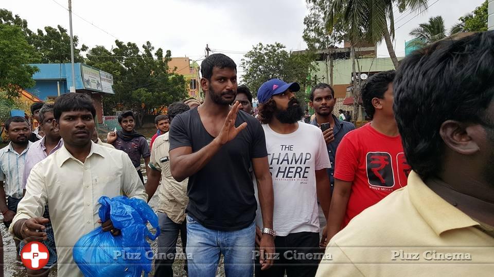 Hero Vishal supplying food packets and Water Photos | Picture 1171867