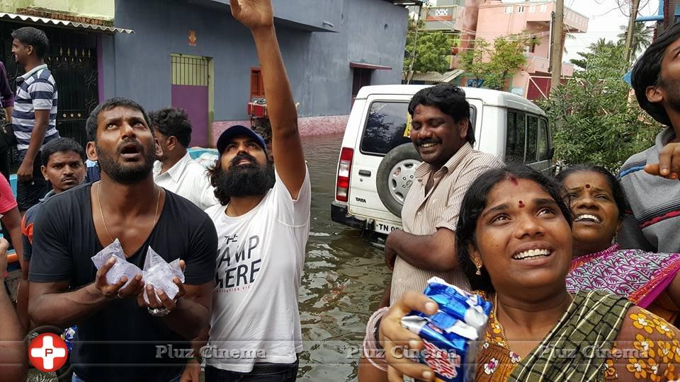 Hero Vishal supplying food packets and Water Photos | Picture 1171882