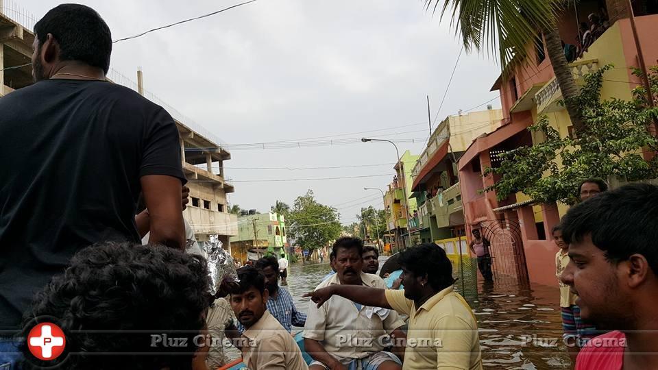 Hero Vishal supplying food packets and Water Photos | Picture 1171883
