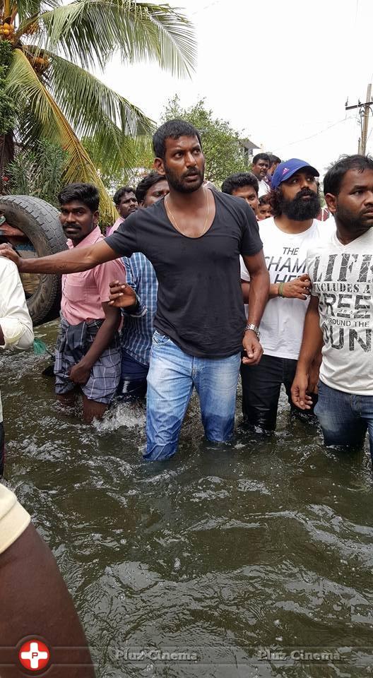 Hero Vishal supplying food packets and Water Photos | Picture 1171887