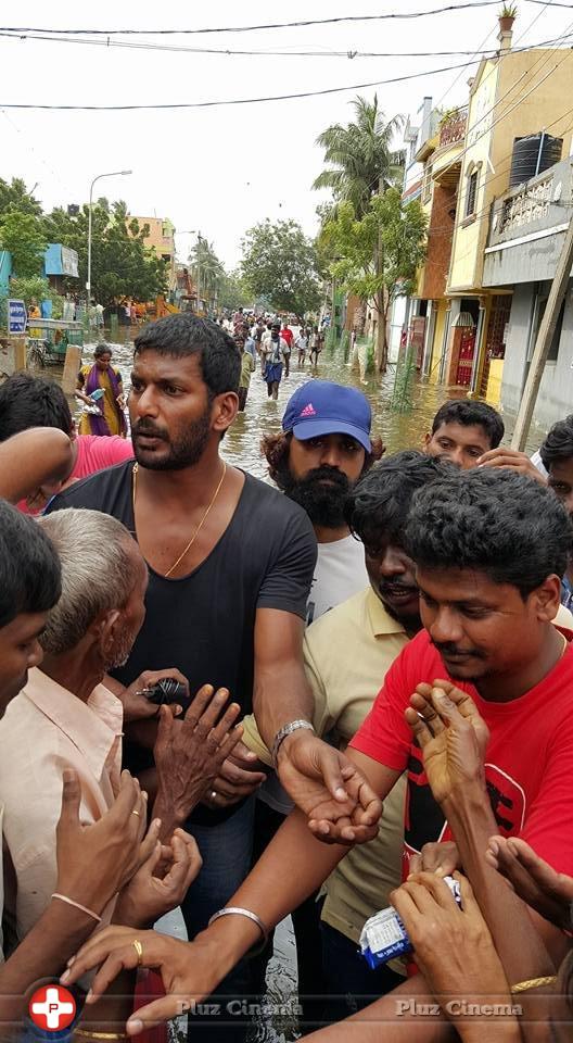 Hero Vishal supplying food packets and Water Photos | Picture 1171888