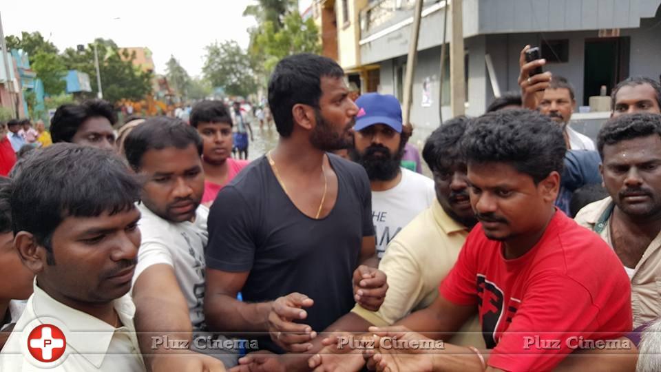 Hero Vishal supplying food packets and Water Photos | Picture 1171889