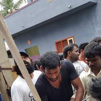 Hero Vishal supplying food packets and Water Photos | Picture 1171871