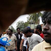 Hero Vishal supplying food packets and Water Photos | Picture 1171875