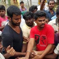 Hero Vishal supplying food packets and Water Photos | Picture 1171886