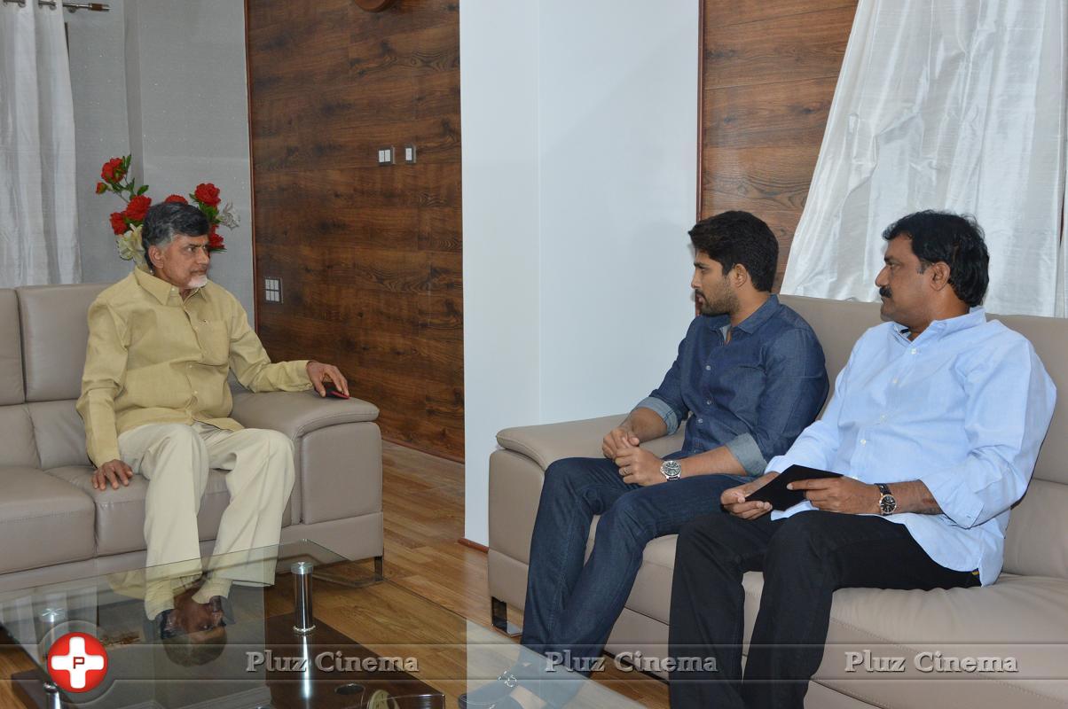 Allu Arjun gives Rs 25 lakhs Cheque to Chandrababu Naidu Stills | Picture 899543