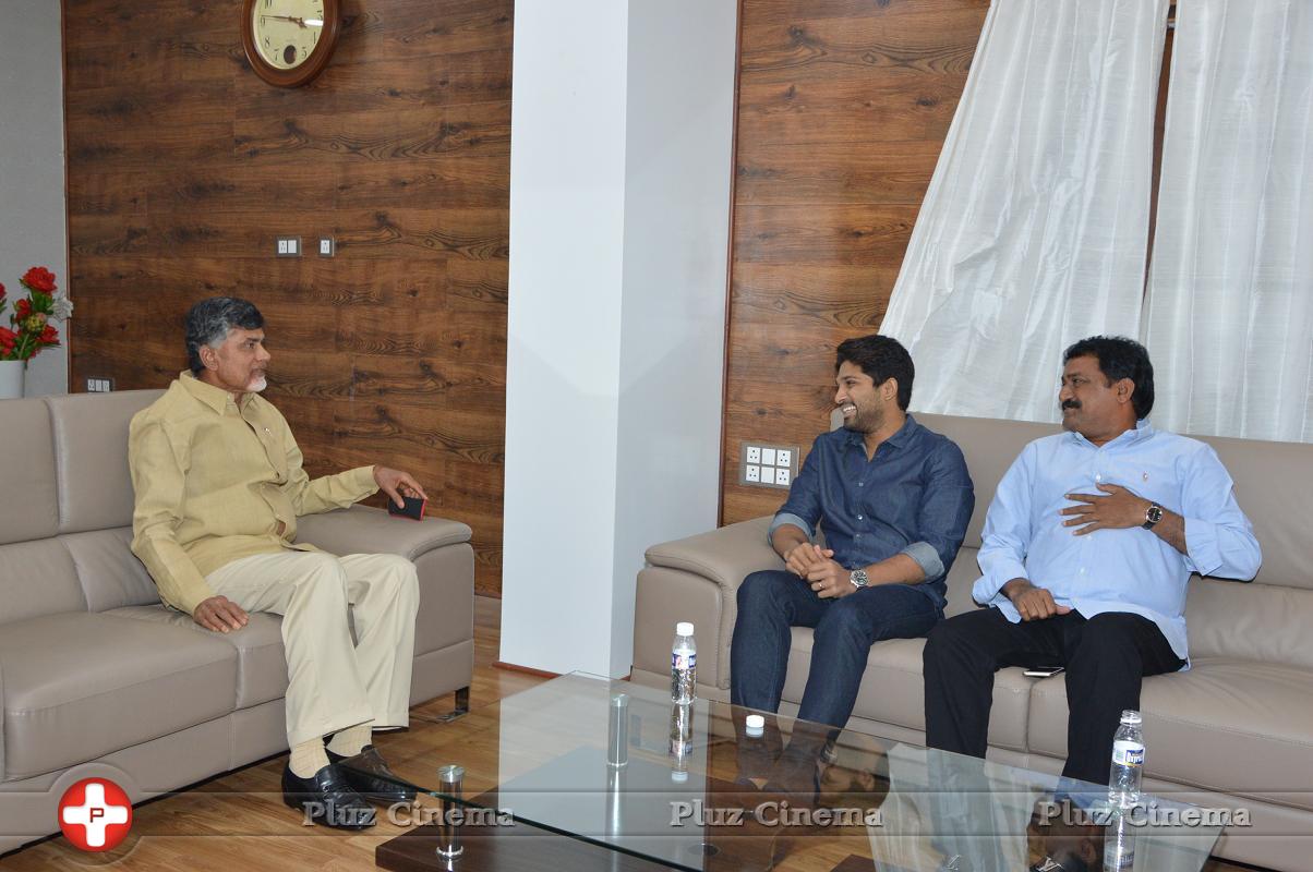 Allu Arjun gives Rs 25 lakhs Cheque to Chandrababu Naidu Stills | Picture 899544