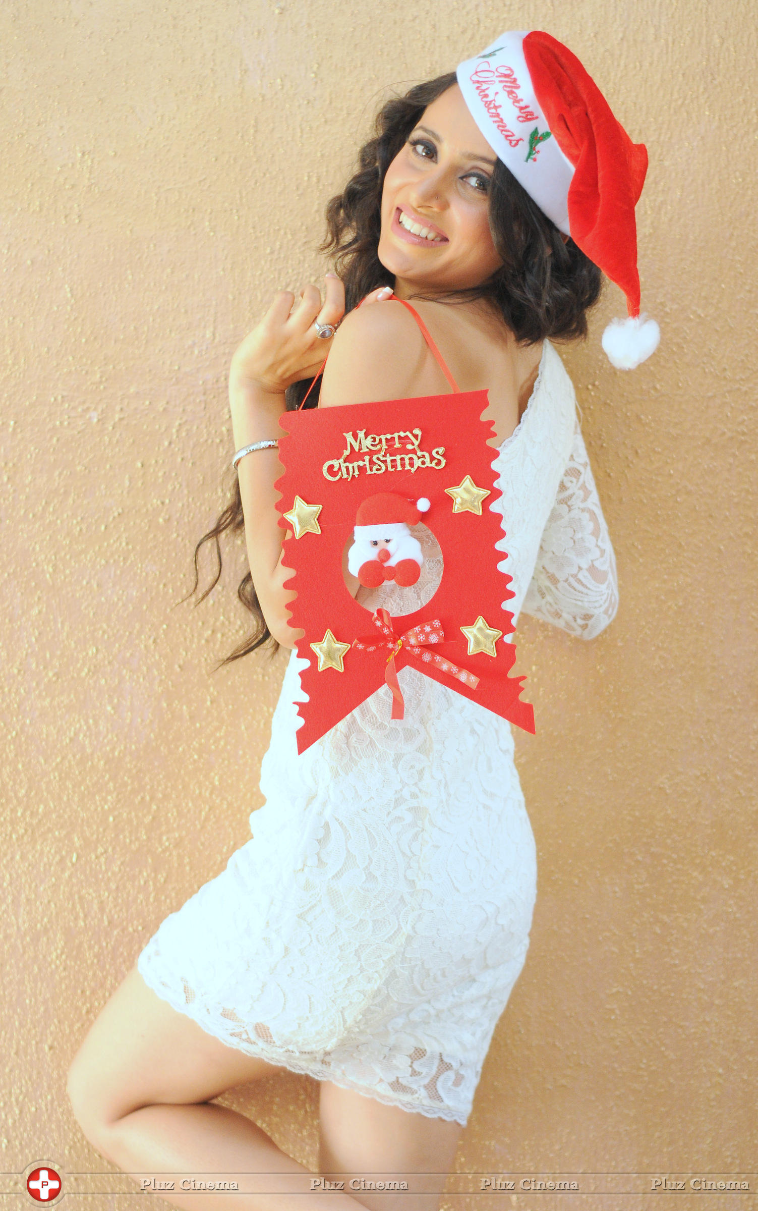Shweta Khanduri Celebrating White Christmas Photos | Picture 917778