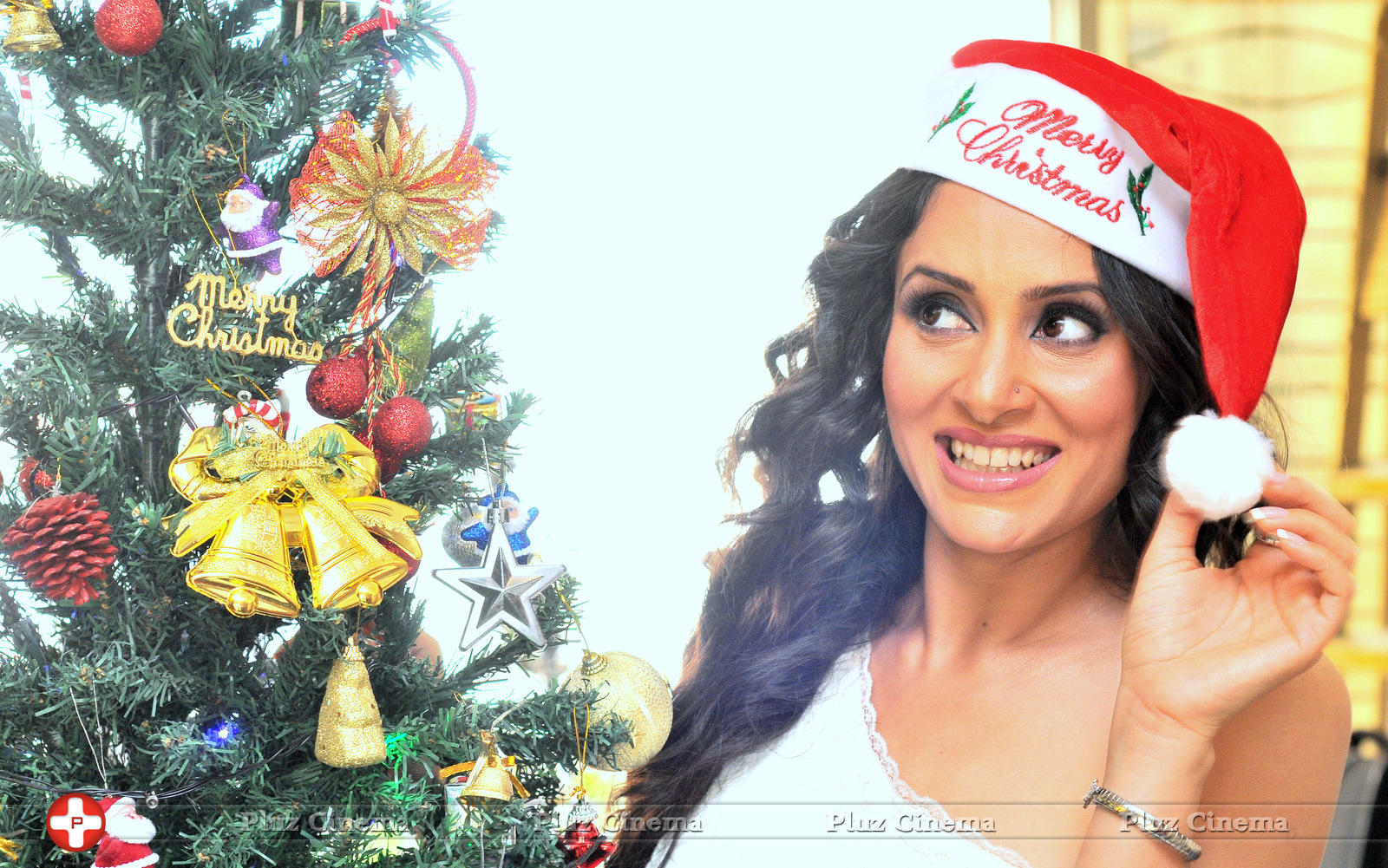 Shweta Khanduri Celebrating White Christmas Photos | Picture 917786
