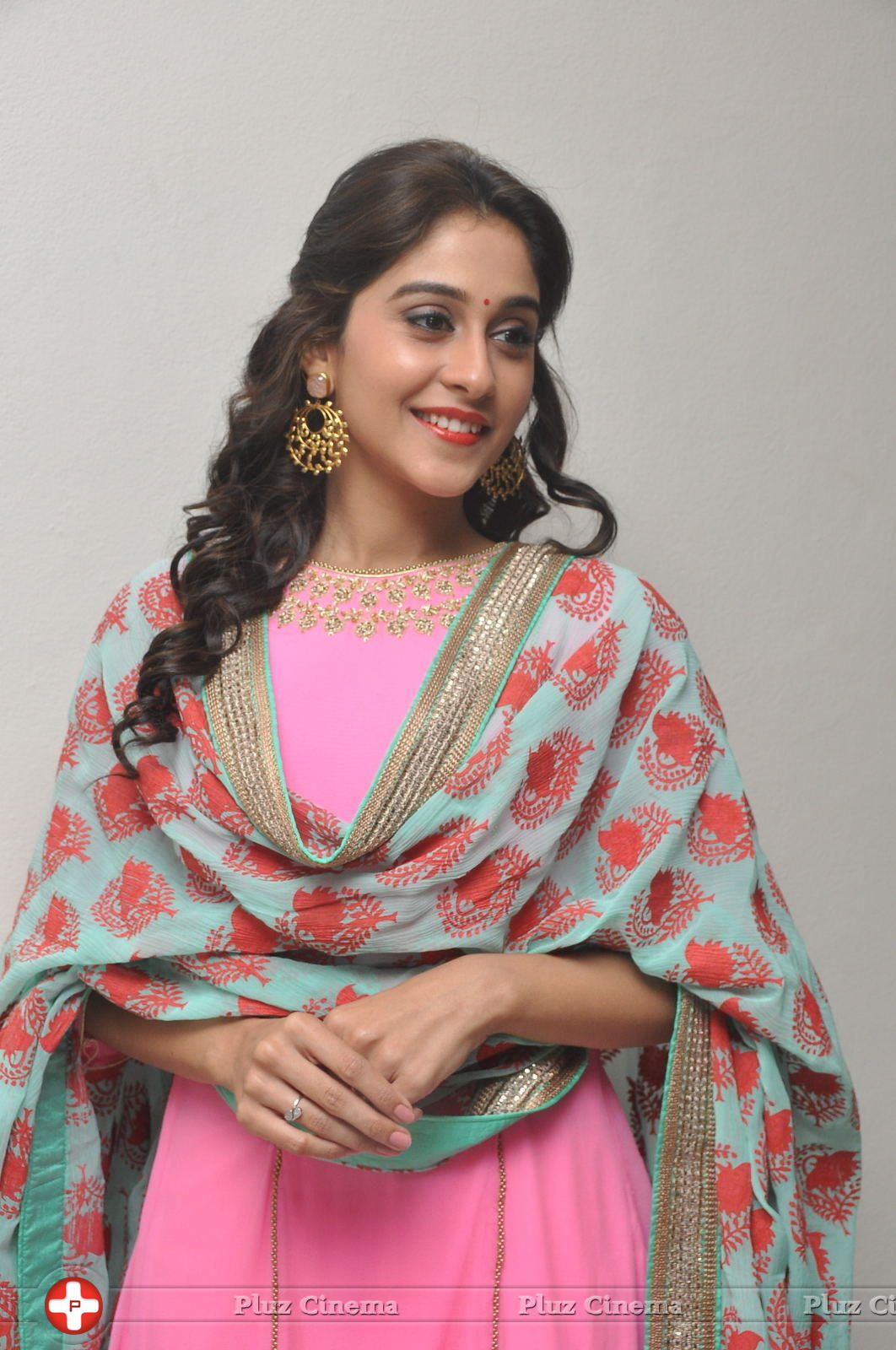 Regina Cassandra Cute Stills | Picture 922032