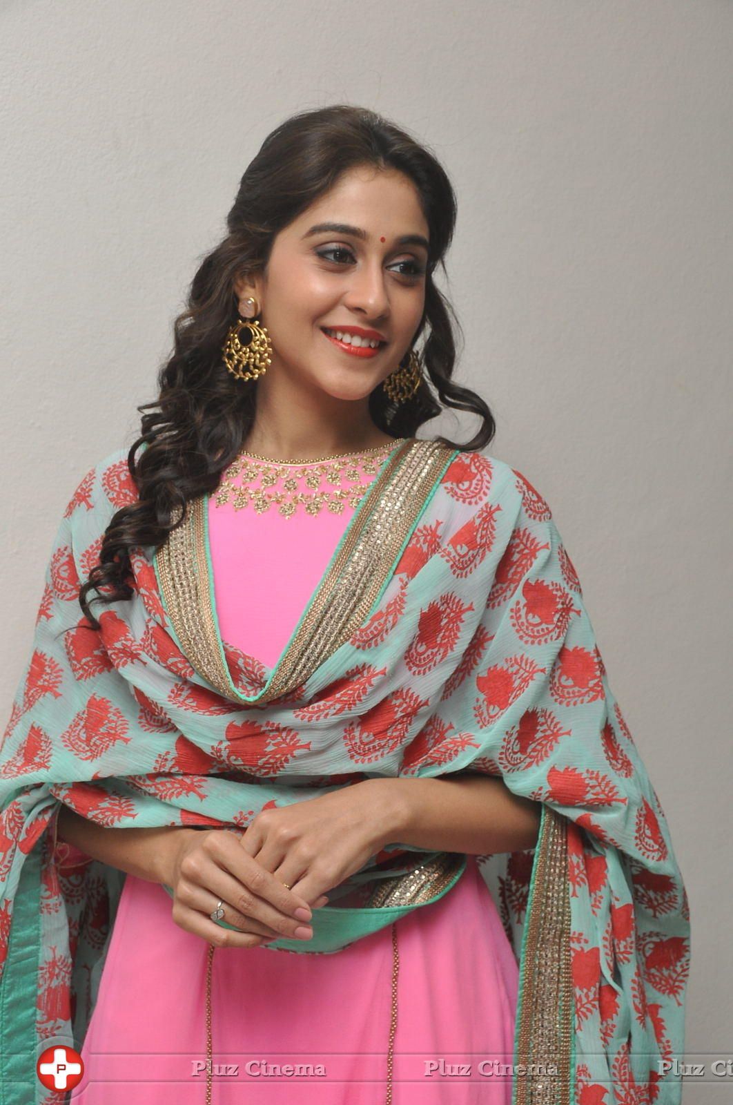 Regina Cassandra Cute Stills | Picture 922033