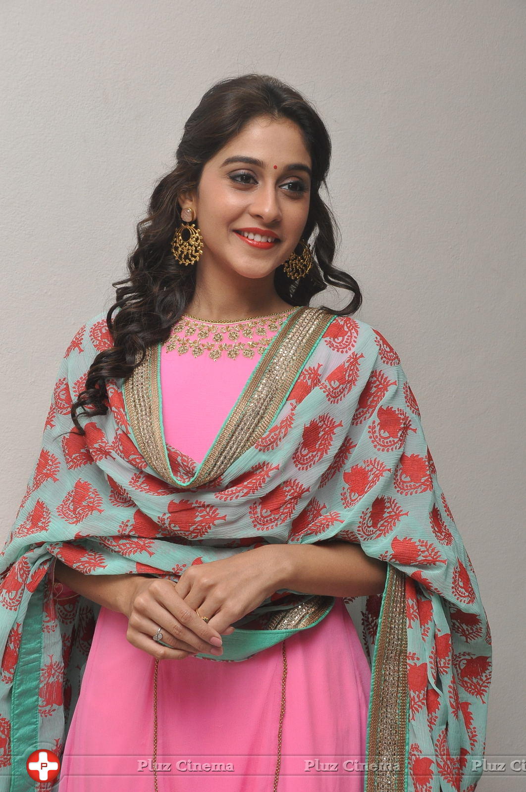 Regina Cassandra Cute Stills | Picture 922034