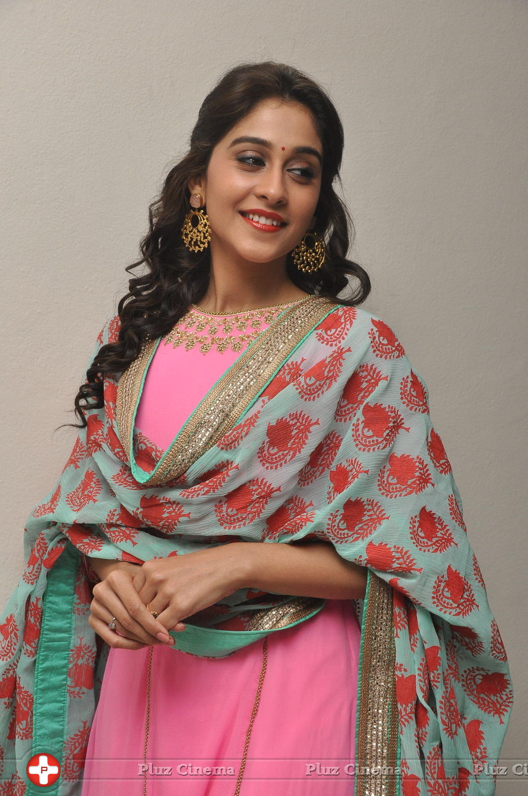 Regina Cassandra Cute Stills | Picture 922037