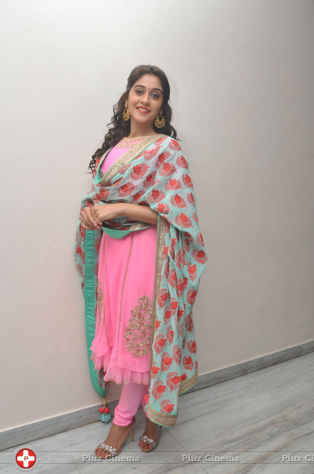 Regina Cassandra Cute Stills | Picture 922038