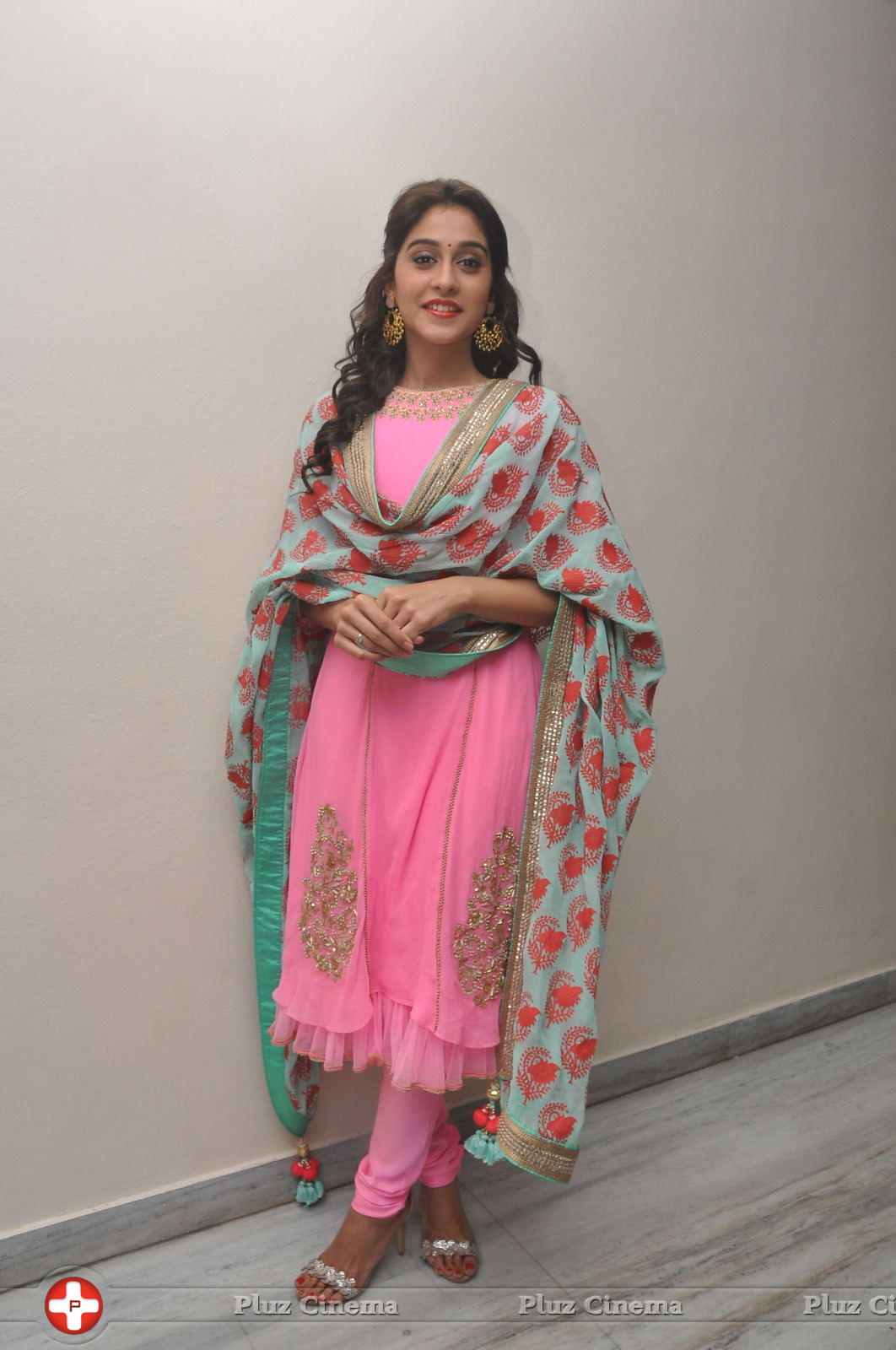 Regina Cassandra Cute Stills | Picture 922040