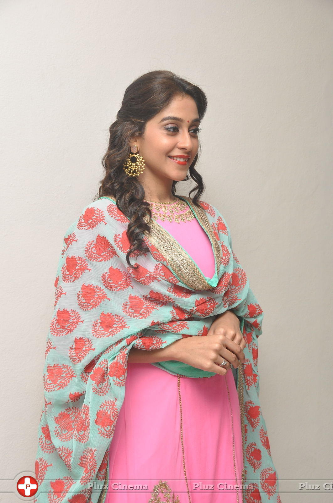 Regina Cassandra Cute Stills | Picture 922044