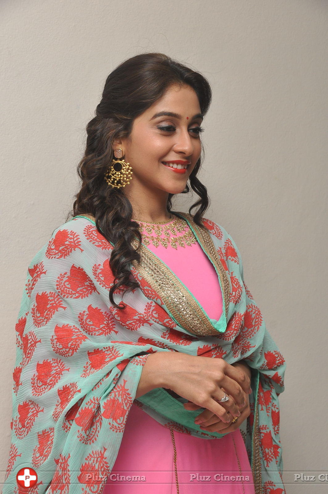 Regina Cassandra Cute Stills | Picture 922045