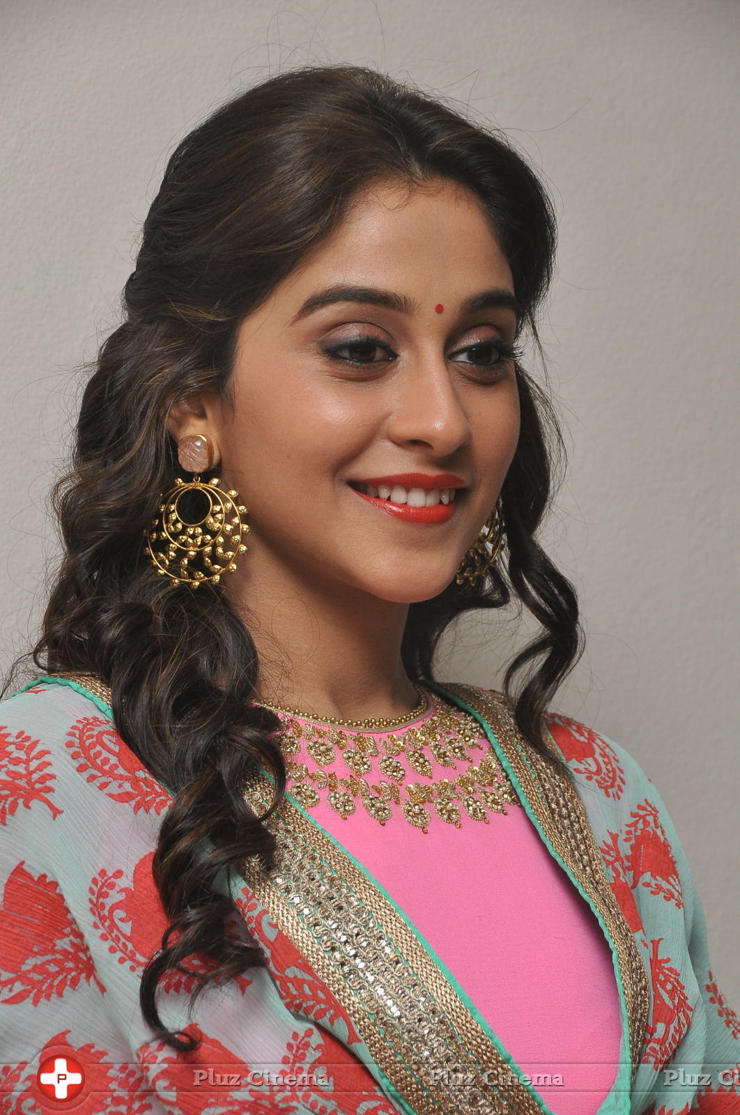 Regina Cassandra Cute Stills | Picture 922046