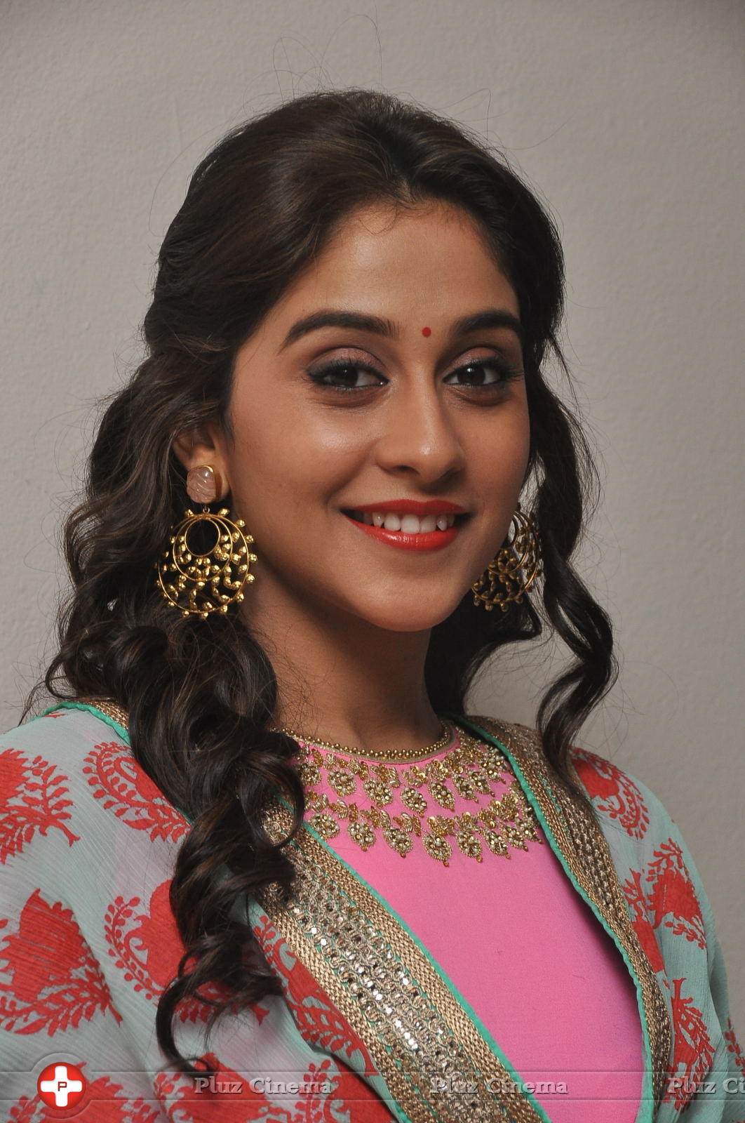 Regina Cassandra Cute Stills | Picture 922047