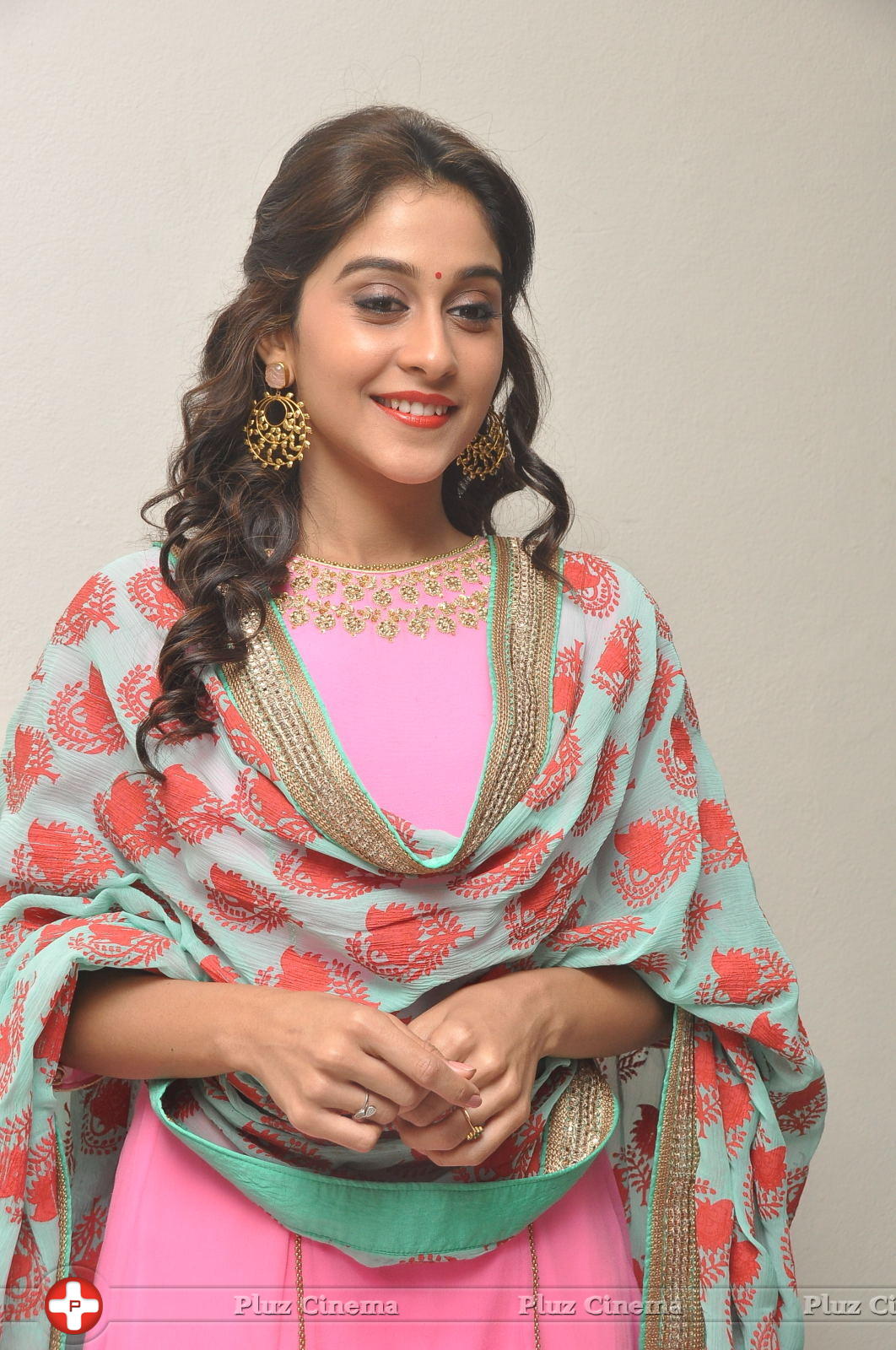 Regina Cassandra Cute Stills | Picture 922048