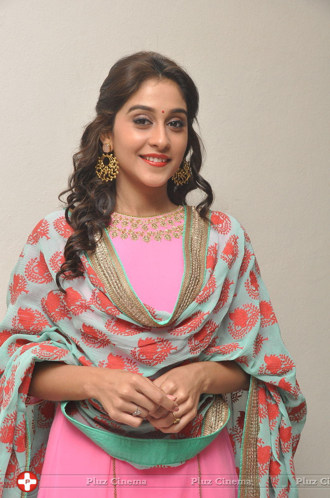 Regina Cassandra Cute Stills | Picture 922049