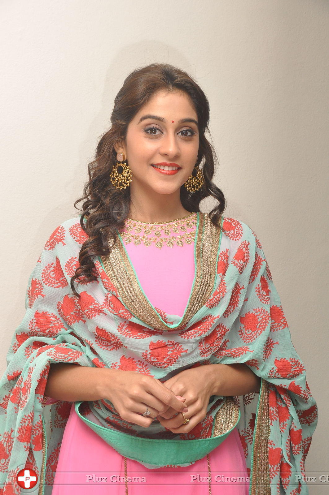 Regina Cassandra Cute Stills | Picture 922050