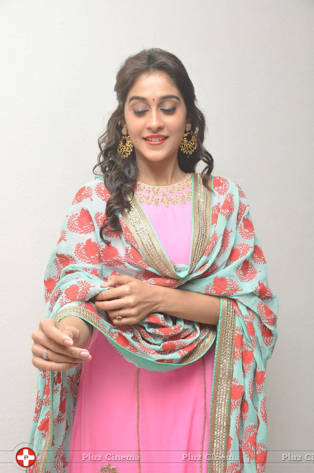 Regina Cassandra Cute Stills | Picture 922051