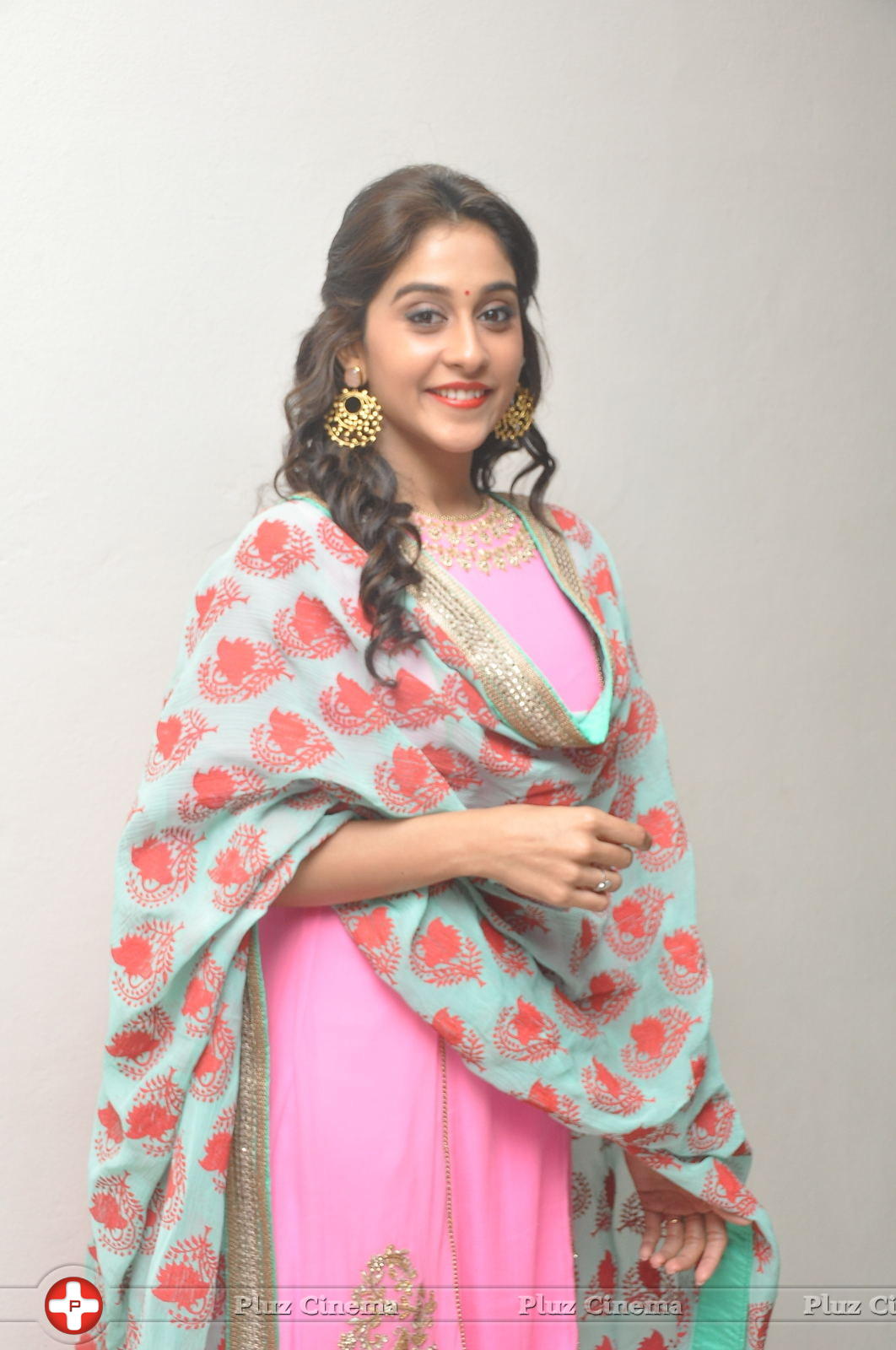 Regina Cassandra Cute Stills | Picture 922053