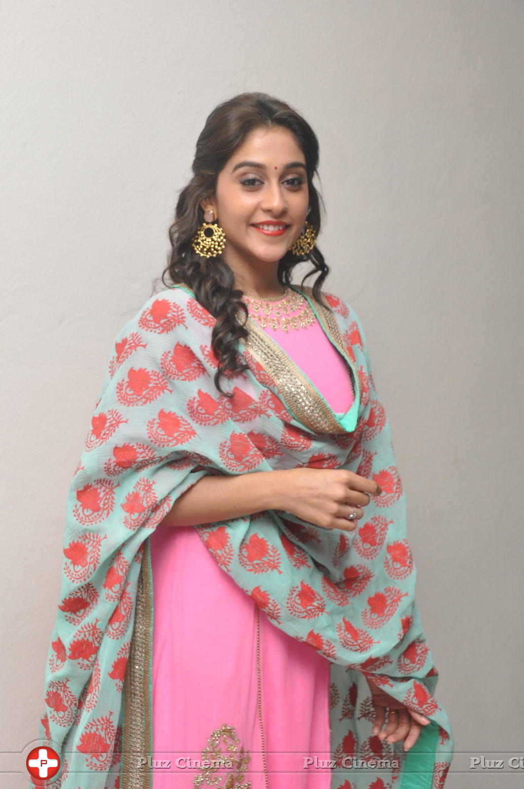 Regina Cassandra Cute Stills | Picture 922054