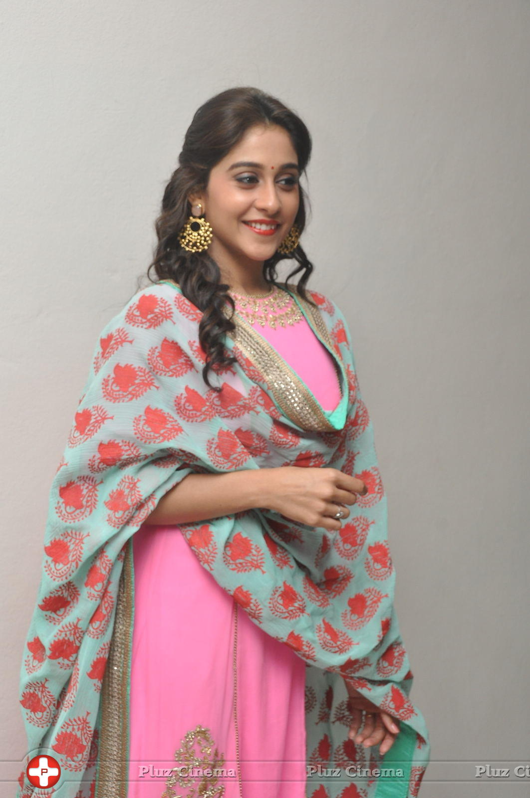 Regina Cassandra Cute Stills | Picture 922056