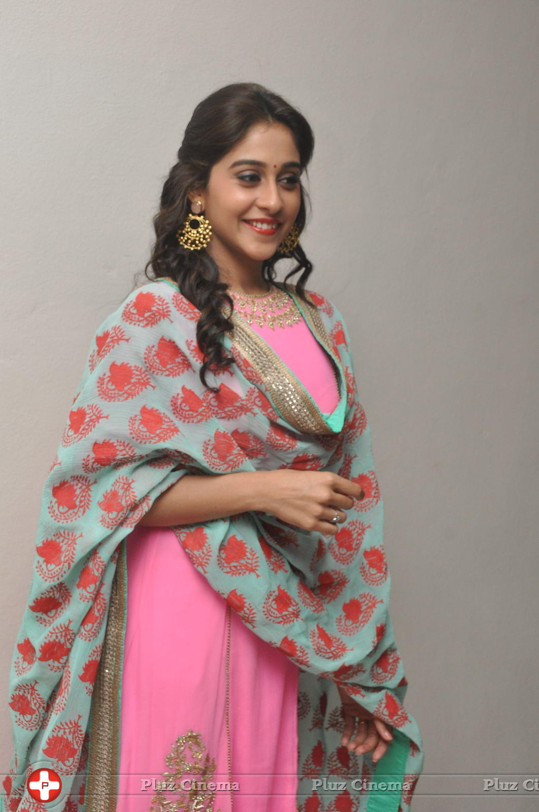 Regina Cassandra Cute Stills | Picture 922057