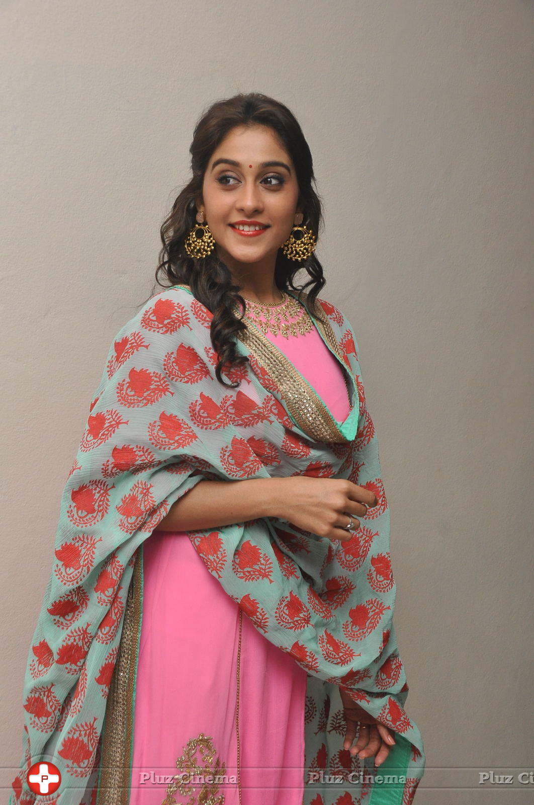 Regina Cassandra Cute Stills | Picture 922061