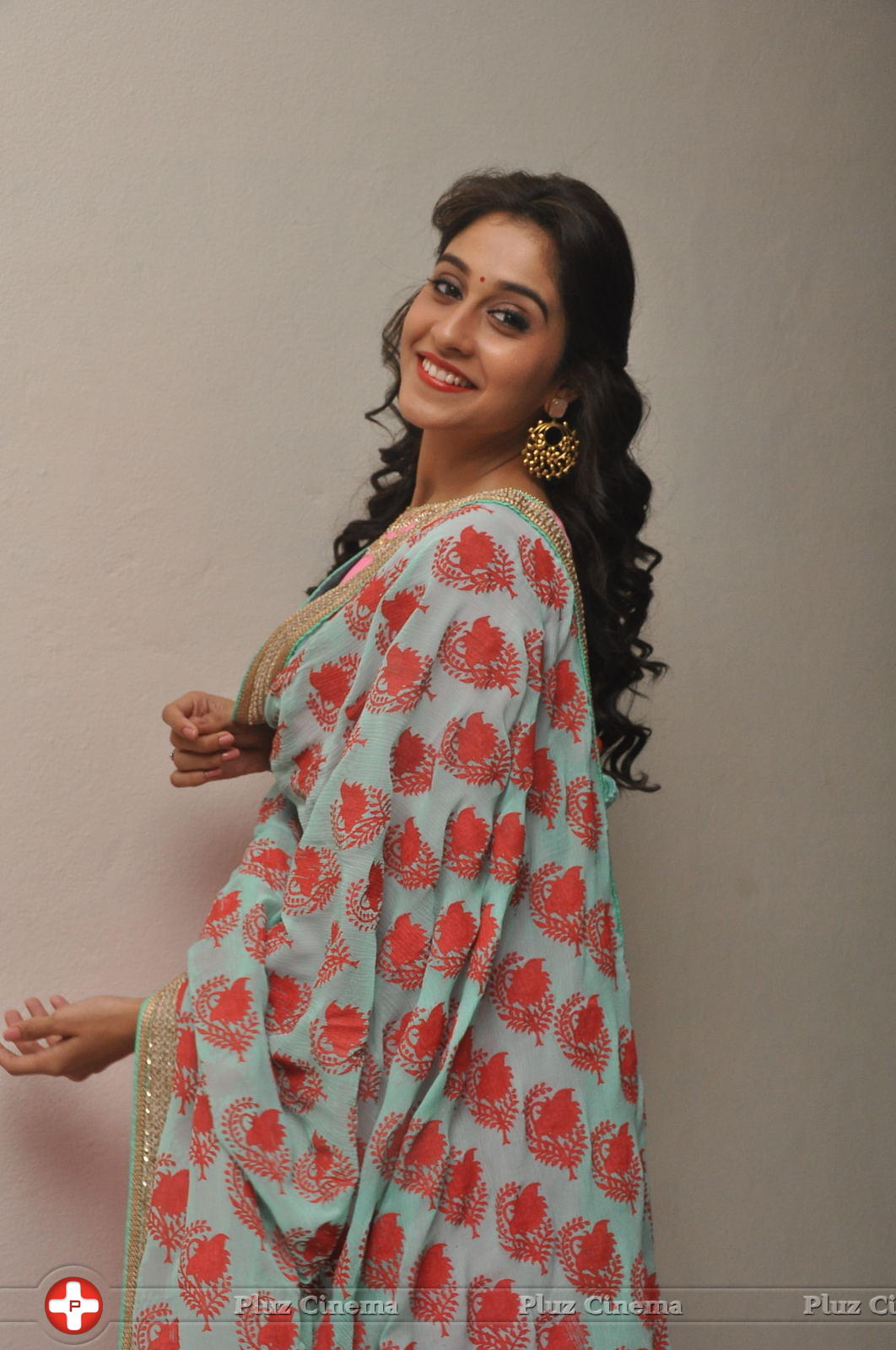 Regina Cassandra Cute Stills | Picture 922064